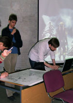 Фотография с КомМиссии 2009: Grave Digger и Swamp_Dog готовятся к проведению лекции.